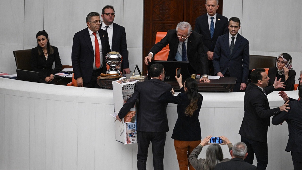 En düşük emekli aylığı düzenlemesi TBMM’de kabul edildi Genel Kurul’da arbede yaşandı