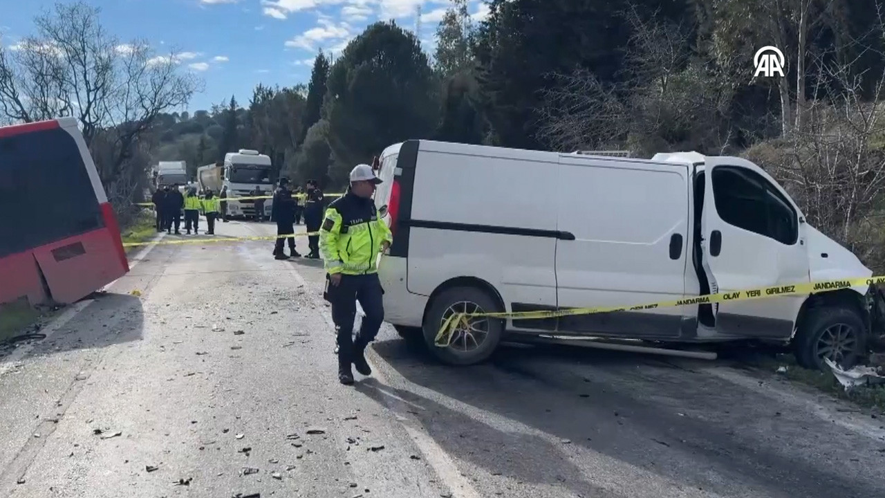 İzmir’de belediye otobüsü ile panelvan çarpıştı! Ölü ve yaralılar var