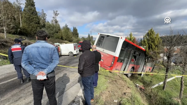 İzmir'de belediye otobüsü ile panelvan çarpıştı! Ölü ve yaralılar var - Resim: 0