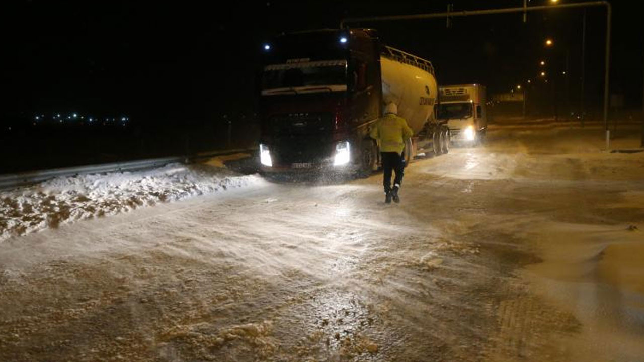 Kars’ta bazı yollar ağır taşıt trafiğine kapatıldı
