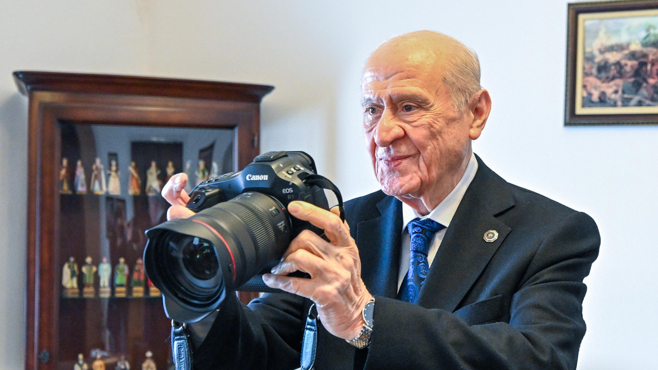 MHP lideri Bahçeli, TFMD heyetinin fotoğrafını çekti