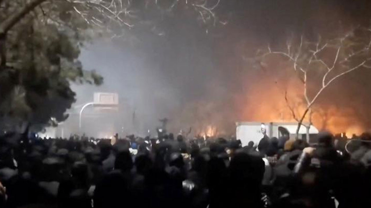 Reşt kentindeki gösterilerde 300’den fazla dükkan yandı