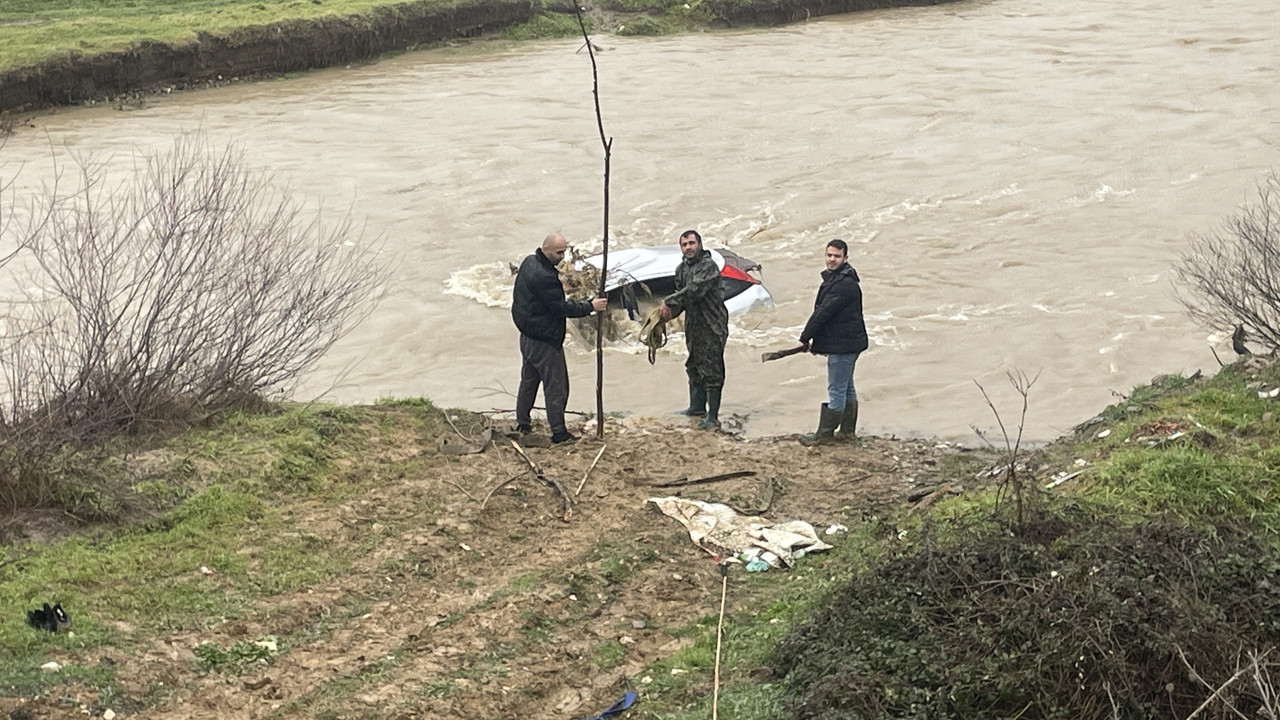 Bolu’da çaya düşen otomobil 500 metre sürüklendi