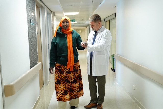 Cibuti'den felçli geldi, yürüyerek döndü! Tüberkülozun yıktığı omurgayı Türk doktorları inşa etti - Resim: 0