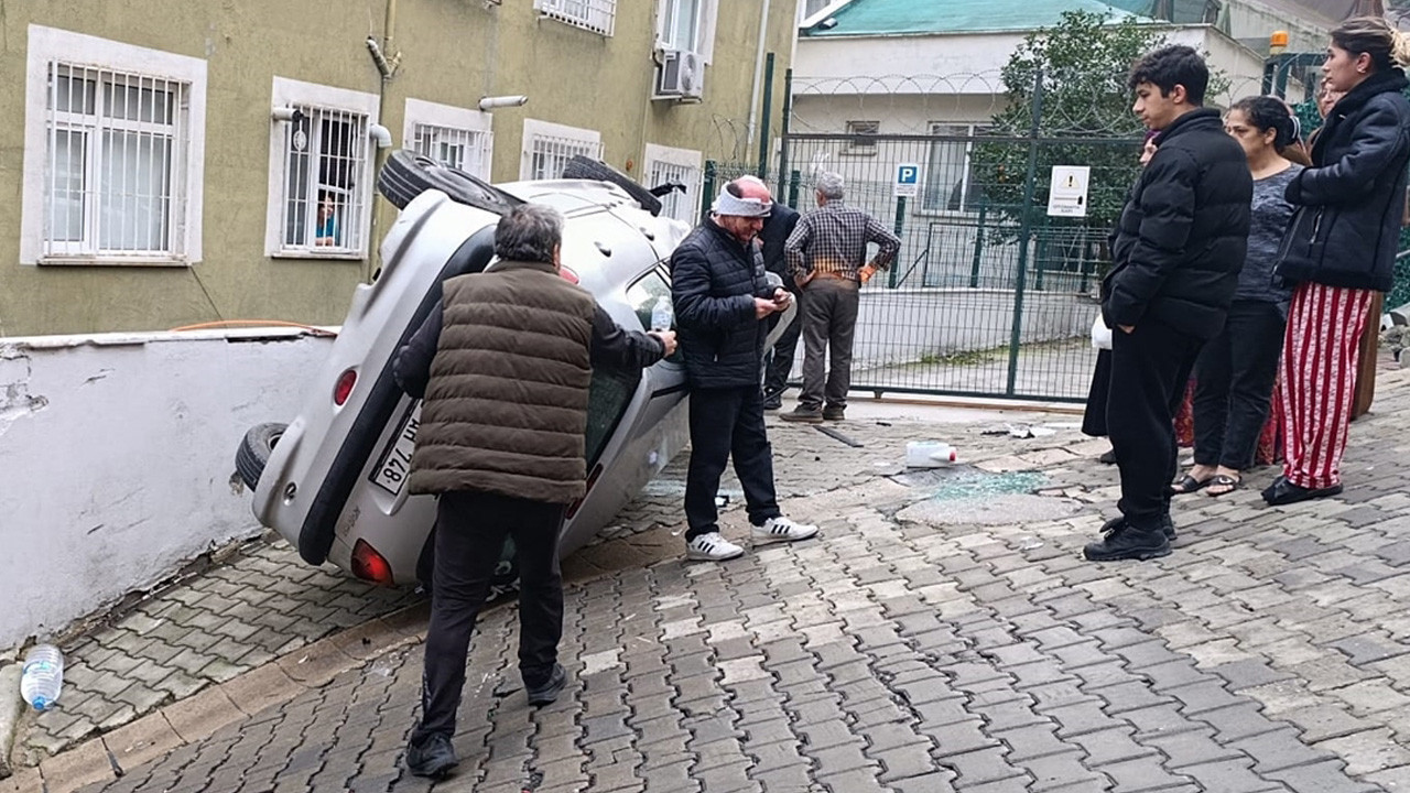 Kağıthane’de yokuşta 2 araca çarpıp takla attı! Kaza anı kamerada