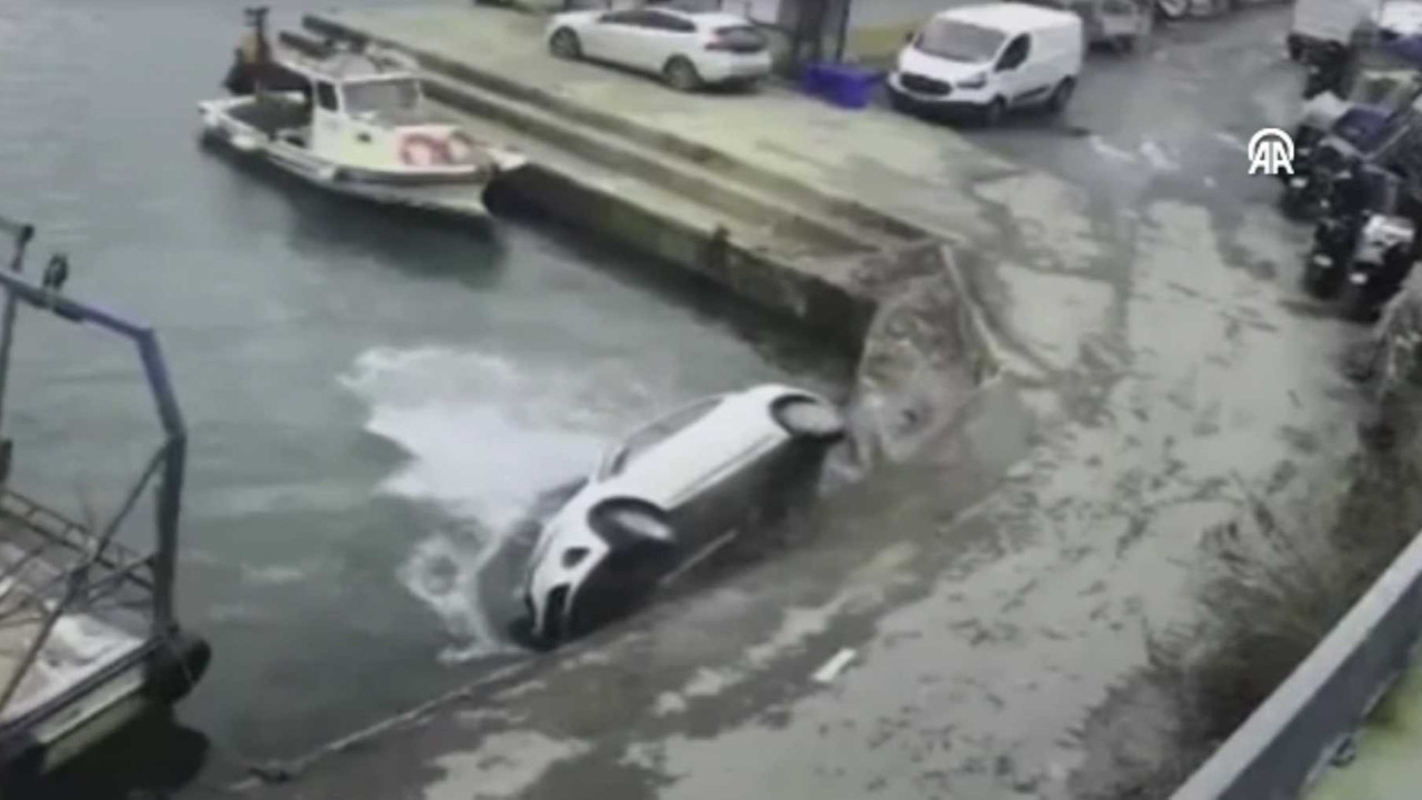 Sarıyer’de otomobil balıkçı barınağından denize düştü