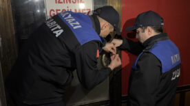 Vatandaşa yedirdikleri tatlı ayaklarının altında yoğrulmuş! Akyazı’da iğrenç görüntüler