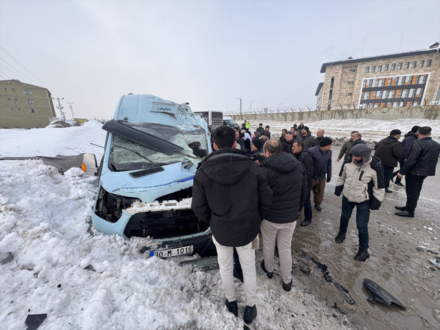 Yüksekova'da otobüs ile minibüs çarpıştı! 18 yaralı - Resim: 1