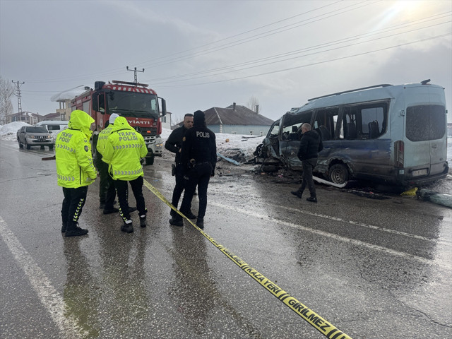 Yüksekova'da otobüs ile minibüs çarpıştı! 18 yaralı - Resim: 0