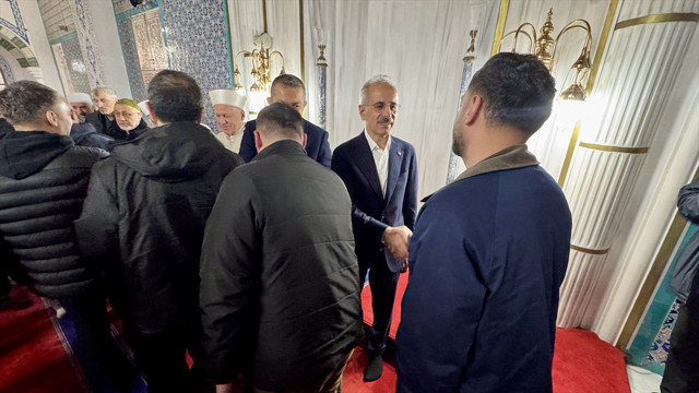 Bakan Uraloğlu, bayram namazını Trabzon'da kıldı - Resim: 1