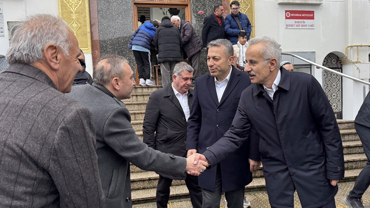 Bakan Uraloğlu, bayram namazını Trabzon’da kıldı