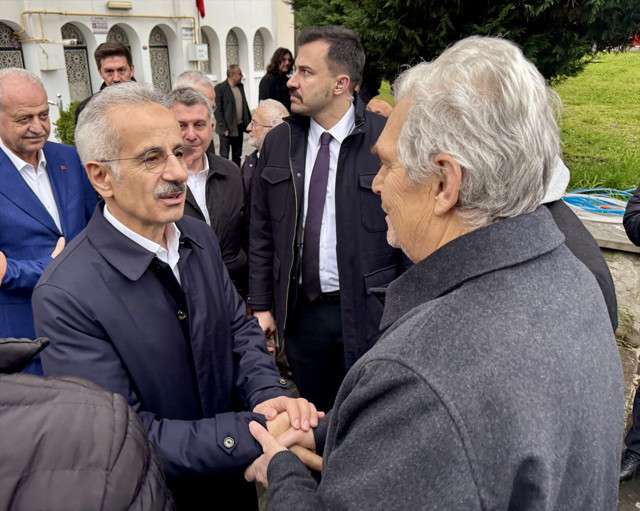 Bakan Uraloğlu, bayram namazını Trabzon'da kıldı - Resim: 0