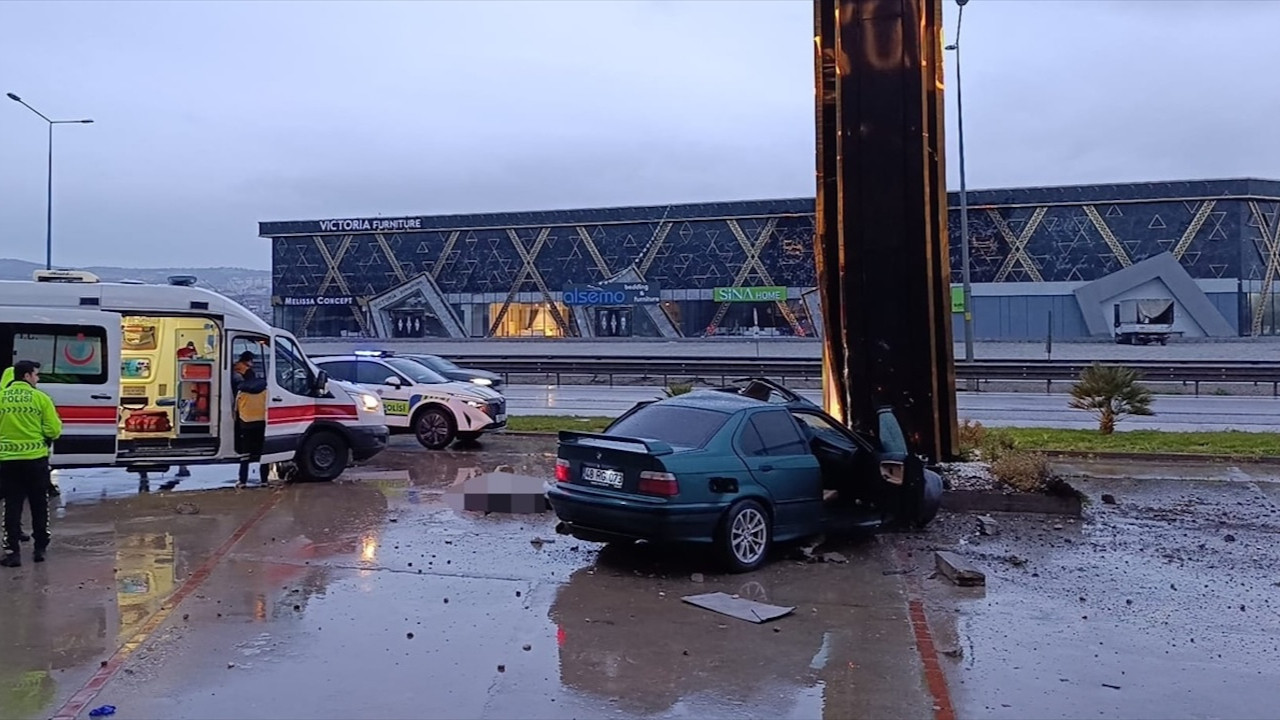 Bayram günü feci kaza! Bursa’da otomobilin reklam panosuna çarpması sonucu 1 kişi öldü 2 kişi yaralı