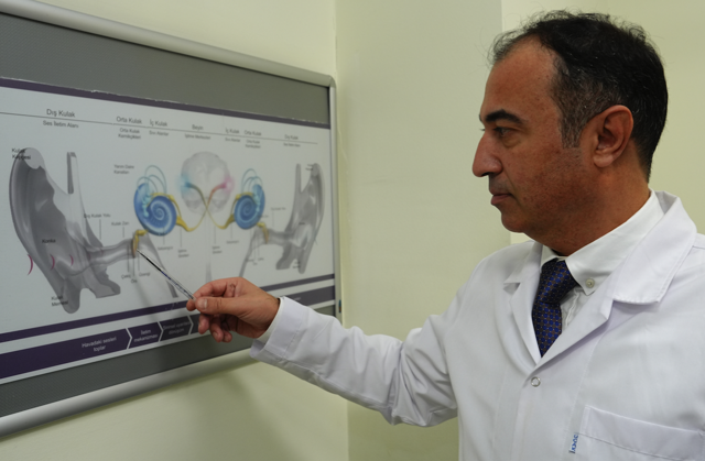 Çocuklarda orta kulakta sıvı birikmesi işitme kaybına yol açabilir! Belirti vermiyor, işitme kaybına kadar gidiyor - Resim: 0