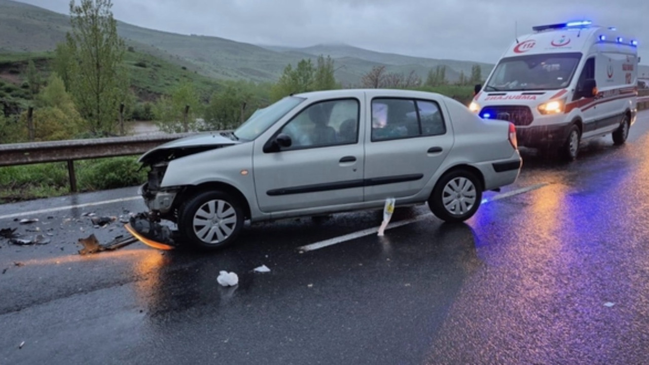 Erzincan’da kaza! 2 otomobil çarpıştı: 4 yaralı