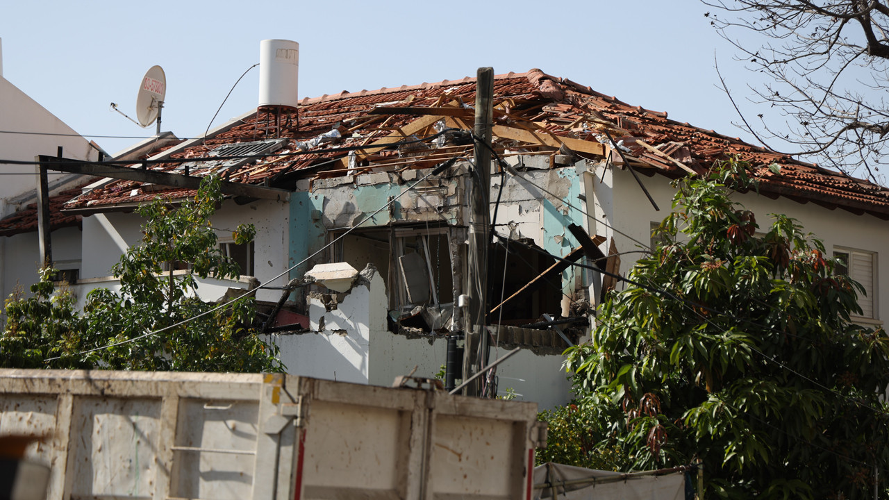 İran’dan İsrail’e peş peşe füze saldırıları! Evin çatısına şarapnel parçaları düştü