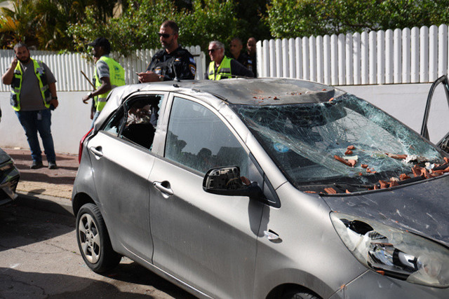 İran'dan İsrail'e peş peşe füze saldırıları! Evin çatısına şarapnel parçaları düştü - Resim: 0