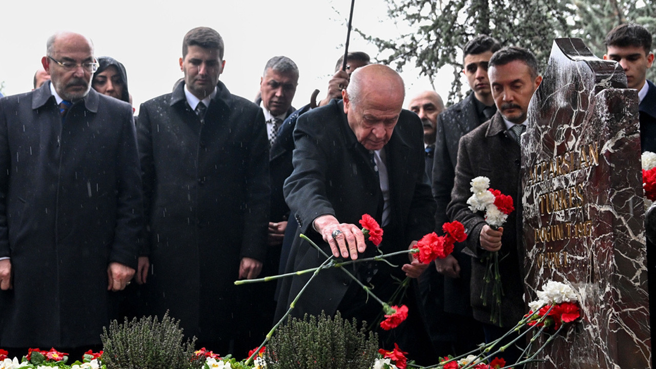 MHP Genel Başkanı Bahçeli, Alparslan Türkeş’in kabrini ziyaret etti