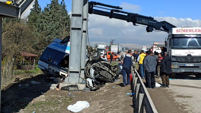 Ankara'da katliam gibi kaza! Otobüs üst geçide çarptı, 5 kişi hayatını kaybetti, yaralılar var - Resim: 3