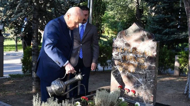Devlet Bahçeli'den, Alparslan Türkeş'in vefat yıl dönümü için anma mesajı - Resim: 0