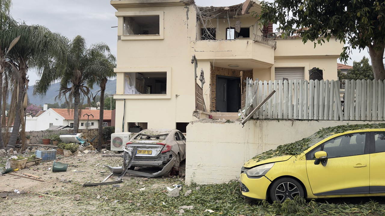 Hizbullah İsrail’in kuzeyine roket yağdırdı ev araçarda hasar oluştu